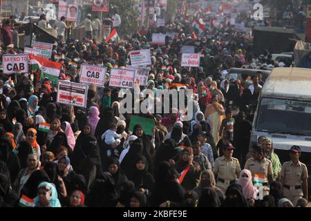 Am 26. Januar 2020 nehmen Frauen an einem Protest gegen den Citizenship Amendment Act (CAA), das National Register of Citizens (NRC) und das National Population Register (NRP) in den Außenbezirken von Mumbai, Indien, Teil. (Foto von Himanshu Bhatt/NurPhoto) Stockfoto