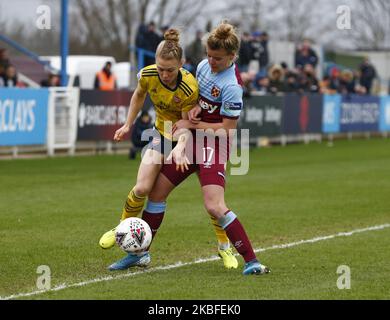 L-R Leonie Maier von Arsenal und Esmee de Graaf von West Ham United WFC während des Spiels der Frauen im FA Cup der vierten Runde zwischen West Ham United Women und Arsenal im Rush Green Stadium am 27. Januar 2020 in Dagenham, England7 (Foto by Action Foto Sport/NurPhoto) Stockfoto