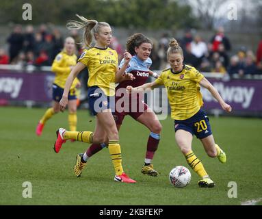 L-R Leah Williamson von Arsenal Leanne Kiernan vom West Ham United WFC und Leonie Maier vom Arsenal während des Spiels der vierten Runde des FA Cup zwischen den Frauen von West Ham United und Arsenal im Rush Green Stadium am 27. Januar 2020 in Dagenham, England7 (Foto by Action Foto Sport/NurPhoto) Stockfoto