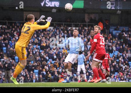 Gabriel Jesus (Mitte) von Manchester City und Tim Ram von Fulham sehen zu, wie Marek Rodak von Fulham beim FA-Cup-Spiel zwischen Manchester City und Fulham am Sonntag, dem 26.. Januar 2020, im Etihad Stadium in Manchester den Ball fangen wird. (Foto von Tim Markland/MI News/NurPhoto) Stockfoto