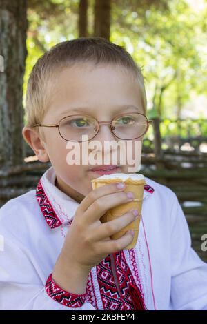 Ukrainischer Junge, der im Sommer Eis isst Stockfoto