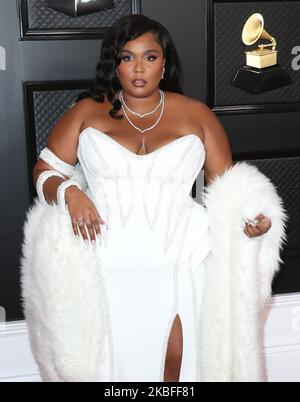 LOS ANGELES, KALIFORNIEN, USA - 26. JANUAR: Die Sängerin Lizzo im Atelier Versace-Kleid, die Schuhe von Rene Caovilla und der Schmuck von Lorraine Schwartz werden bei den jährlichen GRAMMY Awards 62., die am 26. Januar 2020 im Staples Center in Los Angeles, Kalifornien, USA, verliehen. (Foto von Xavier Collin/Image Press Agency/NurPhoto) Stockfoto