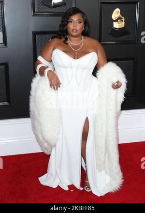 LOS ANGELES, KALIFORNIEN, USA - 26. JANUAR: Die Sängerin Lizzo im Atelier Versace-Kleid, die Schuhe von Rene Caovilla und der Schmuck von Lorraine Schwartz werden bei den jährlichen GRAMMY Awards 62., die am 26. Januar 2020 im Staples Center in Los Angeles, Kalifornien, USA, verliehen. (Foto von Xavier Collin/Image Press Agency/NurPhoto) Stockfoto