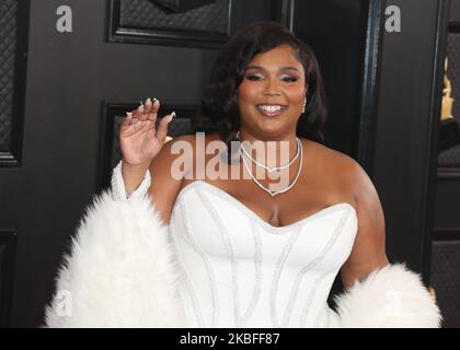 LOS ANGELES, KALIFORNIEN, USA - 26. JANUAR: Die Sängerin Lizzo im Atelier Versace-Kleid, die Schuhe von Rene Caovilla und der Schmuck von Lorraine Schwartz werden bei den jährlichen GRAMMY Awards 62., die am 26. Januar 2020 im Staples Center in Los Angeles, Kalifornien, USA, verliehen. (Foto von Xavier Collin/Image Press Agency/NurPhoto) Stockfoto