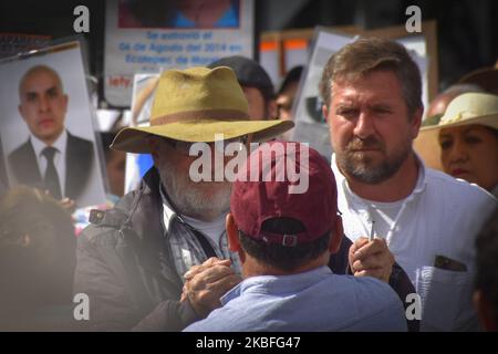 Javier Sicilia trifft Vidulfo Rosales, den Anwalt der Familien der 43 Studenten von Ayotzinapa, während des Spaziergangs für Wahrheit, Gerechtigkeit und Frieden unter der Leitung des Dichters und Aktivisten Javier Sicilia am 26. Januar 2020 in Mexiko-Stadt. Die Wanderung beginnt am letzten Donnerstag in Cuernavaca, Morelos, und kommt dieses Wochenende in Mexiko-Stadt an, um den mexikanischen Präsidenten Andres Manuel Lopez Obrador zu bitten, die Gewalt im Land zu stoppen, Javier Sicilia wurde von Angehörigen vermisster Personen und Mitgliedern der Familie LeBaron begleitet, die im vergangenen November einen Angriff auf Bavispe, Sonora, erlitten haben. (Foto von Guillermo GutiÃ©rrez/NurPhoto Stockfoto