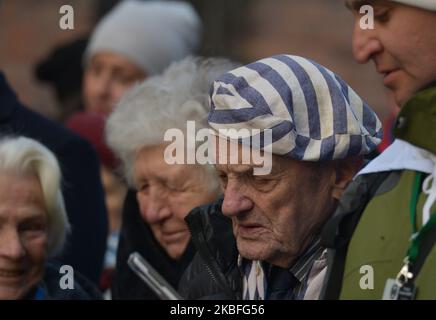 Holocaust-Überlebende, die von ihren Familien umgeben sind, wurden an der Todesmauer gesehen, die Teil der offiziellen Zeremonie anlässlich des 75.. Jahrestages der Befreiung des ehemaligen nationalsozialistischen Konzentrations- und Vernichtungslagers Auschwitz-Birkenau war. Am Montag, den 27. Januar 2020, im Konzentrationslager Auschwitz I, Oswiecim, Polen. (Foto von Artur Widak/NurPhoto) Stockfoto