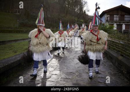 Die Joaldunak (typische Charaktere des Ituren-Karnevals) durchstreifen am 26. Januar 2020 die Dorfstraßen des Ituren, Spanien. Während der Paraden erscheinen andere verkleidete Charaktere. (Foto von Iranzu Larrasoana Oneca/NurPhoto) Stockfoto