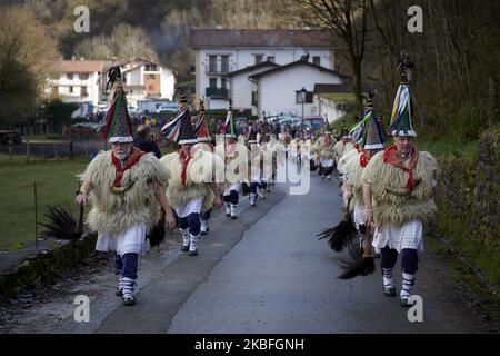 Die Joaldunak (typische Charaktere des Ituren-Karnevals) durchstreifen am 26. Januar 2020 die Dorfstraßen des Ituren, Spanien. Während der Paraden erscheinen andere verkleidete Charaktere. (Foto von Iranzu Larrasoana Oneca/NurPhoto) Stockfoto