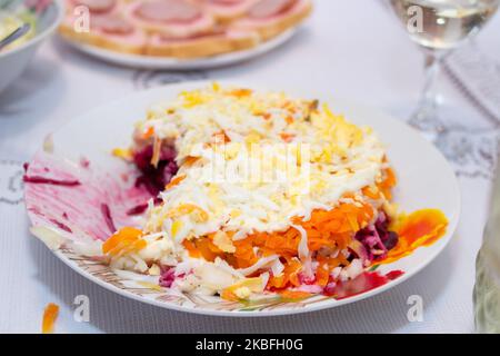 Salat an den Weihnachtsferien in der Ukraine, Hering unter einem Pelzmantel Stockfoto