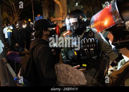 Die Demonstranten warfen Benzinbomben auf einen leeren öffentlichen Wohnkomplex, der während der Proteste in Fanling, Bezirk Hongkong, China, am Sonntag, dem 26. Januar 2020, als Quarantänegebäude für das Hongkong-Virus vorgeschlagen wurde. (Foto von Yat Kai Yeung/NurPhoto) Stockfoto