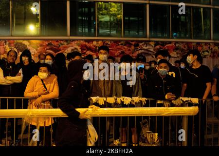 Die Demonstranten warfen Benzinbomben auf einen leeren öffentlichen Wohnkomplex, der während der Proteste in Fanling, Bezirk Hongkong, China, am Sonntag, dem 26. Januar 2020, als Quarantänegebäude für das Hongkong-Virus vorgeschlagen wurde. (Foto von Yat Kai Yeung/NurPhoto) Stockfoto