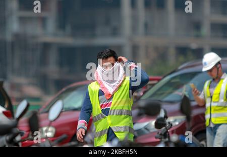 Indische und srilankische Bauarbeiter gehen nach dem Ausbruch des Corona-Virus in China am 27. Januar 2020 in Colombo, Sri Lanka, mit Gesichtsmasken aus einer riesigen Baustelle. Der Präsident von Sri Lanka, Gotabaya Rajapaksa, hat letzte Woche ein nationales Aktionskomitee ernannt, um die Ausbreitung des Corona-Virus in Sri Lanka zu verhindern. Das medizinische Forschungsinstitut von Sri Lanka bestätigte ( am 27), dass vier Patienten, die verdächtigt wurden, mit dem Corona-Virus infiziert zu sein, nicht infiziert waren. (Foto von Tharaka Basnayaka/NurPhoto) Stockfoto