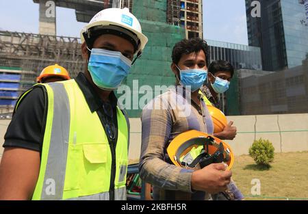 Indische und srilankische Bauarbeiter gehen nach dem Ausbruch des Corona-Virus in China am 27. Januar 2020 in Colombo, Sri Lanka, mit Gesichtsmasken aus einer riesigen Baustelle. Der Präsident von Sri Lanka, Gotabaya Rajapaksa, hat letzte Woche ein nationales Aktionskomitee ernannt, um die Ausbreitung des Corona-Virus in Sri Lanka zu verhindern. Das medizinische Forschungsinstitut von Sri Lanka bestätigte ( am 27), dass vier Patienten, die verdächtigt wurden, mit dem Corona-Virus infiziert zu sein, nicht infiziert waren. (Foto von Tharaka Basnayaka/NurPhoto) Stockfoto