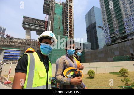 Indische und srilankische Bauarbeiter gehen nach dem Ausbruch des Corona-Virus in China am 27. Januar 2020 in Colombo, Sri Lanka, mit Gesichtsmasken aus einer riesigen Baustelle. Der Präsident von Sri Lanka, Gotabaya Rajapaksa, hat letzte Woche ein nationales Aktionskomitee ernannt, um die Ausbreitung des Corona-Virus in Sri Lanka zu verhindern. Das medizinische Forschungsinstitut von Sri Lanka bestätigte ( am 27), dass vier Patienten, die verdächtigt wurden, mit dem Corona-Virus infiziert zu sein, nicht infiziert waren. (Foto von Tharaka Basnayaka/NurPhoto) Stockfoto