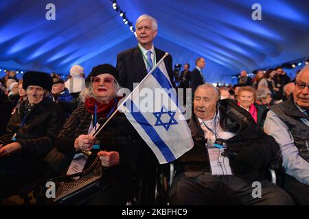 Holocaust-Überlebende, olga Shalmon Grossman und Yosef Kapel, wurden während der offiziellen Zeremonie anlässlich des 75.. Jahrestages der Befreiung des ehemaligen NS-deutschen Konzentrations- und Vernichtungslagers Auschwitz II - Birkenau im Todesbereich gesehen. Am Montag, den 27. Januar 2020, im Konzentrationslager Auschwitz II-Birkenau, Oswiecim, Polen. (Foto von Artur Widak/NurPhoto) Stockfoto