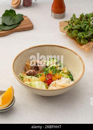 Thunfisch-Poke-Schüssel mit Gemüse und Reis Stockfoto