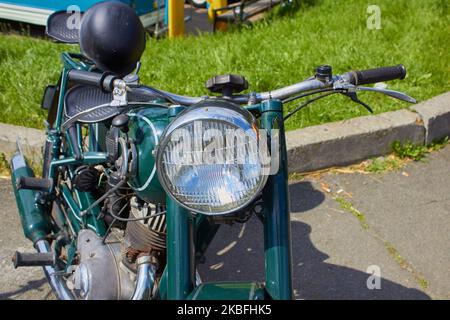 Schuss ein Oldtimer Motorrad Scheinwerfer und Horn hautnah. Stockfoto