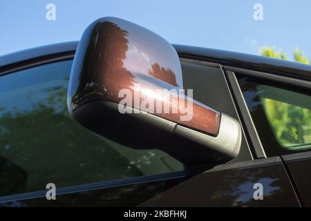 Schwarzer Seitenspiegel eines Autos Reflexion Stockfoto
