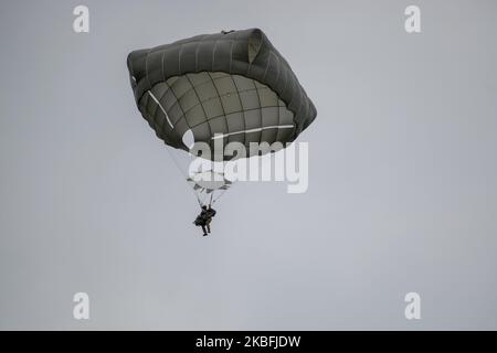 Flugübung, bestehend aus dem Start von Fallschirmspringern der Vereinigten Staaten und Kolumbiens. Die Vereinigten Staaten werden mit 75 Fallschirmspringern der 82. Airborne Division in Fort Bragg, North Carolina, und 40 Mitgliedern der South Army teilnehmen. Die kolumbianischen Streitkräfte werden ihre Fähigkeiten vor allem die der Luftwaffe mit C295 und C130 Flugzeugen, Hubschraubern, entlarven. Auch Experten aus Brasilien werden als Beobachter teilnehmen. Am 26. Januar 2020 in der Militärbasis Tolemaida, Kolumbien. (Foto von Vanessa Gonzalez/NurPhoto) Stockfoto