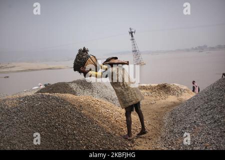 Ein Arbeiter, der am 27. Januar 2020 in Bholaganj, Sylhet, Bangladesch, Steine am Fluss Dholai entlädt. Laut Medienberichten sind in den letzten drei Jahren bei mehreren Unfällen bei Arbeiten an Steinbrüchen und Steinbruchzonen in Sylhet mindestens 74 Arbeiter gestorben. (Foto von Syed Mahamudur Rahman/NurPhoto) Stockfoto