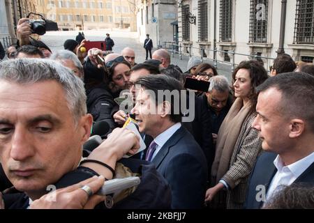 Der italienische Premier Giuseppe Conte spricht mit Reportern über die Regionalwahlen in der Emilia Romagna vor dem Büro des Premierministers Chigi Palace in Rom, Montag, den 27. Januar 2020. Italienische Wähler vereitelten die Hoffnungen des rechten Oppositionsführers Matteo Salvini, eine Wahl in einer wichtigen nördlichen Region zu einem Sprungbrett für die Wiedererlangung der nationalen Macht zu machen, fast vollständige Ergebnisse zeigten Montag, 27. Januar 2020 in Rom, Italien (Foto von Andrea Ronchini/NurPhoto) Stockfoto