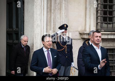 Der italienische Premier Giuseppe Conte spricht mit Reportern über die Regionalwahlen in der Emilia Romagna vor dem Büro des Premierministers Chigi Palace in Rom, Montag, den 27. Januar 2020. Italienische Wähler vereitelten die Hoffnungen des rechten Oppositionsführers Matteo Salvini, eine Wahl in einer wichtigen nördlichen Region zu einem Sprungbrett für die Wiedererlangung der nationalen Macht zu machen, fast vollständige Ergebnisse zeigten Montag, 27. Januar 2020 in Rom, Italien (Foto von Andrea Ronchini/NurPhoto) Stockfoto