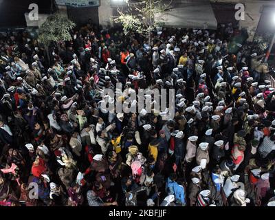 Anhänger der Aam Aadmi Party jubeln dem Premierminister von Delhi, Arvind Kejriwal, während einer öffentlichen Versammlung zu, während sie sich im Vorfeld der Parlamentswahlen in Delhi am 24. Januar 2020 in Nangloi Jat in Neu-Delhi, Indien, für eine Kampagne einsetzen. (Foto von Mayank Makhija/NurPhoto) Stockfoto