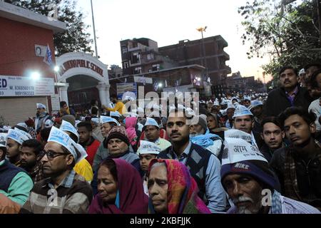 Anhänger der Aam Aadmi Party jubeln dem Premierminister von Delhi, Arvind Kejriwal, während einer öffentlichen Versammlung zu, während sie sich im Vorfeld der Parlamentswahlen in Delhi am 24. Januar 2020 in Nangloi Jat in Neu-Delhi, Indien, für eine Kampagne einsetzen. (Foto von Mayank Makhija/NurPhoto) Stockfoto