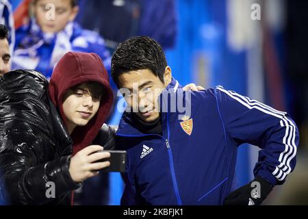 Shinji Kagawa von Real Zaragoza begrüßt seine Anhänger vor dem Liga-Smartbank-Spiel zwischen Real Zaragoza und CD Numancia in La Romareda am 25. Januar 2020 in Zaragoza, Spanien. (Foto von Jose Breton/Pics Action/NurPhoto) Stockfoto