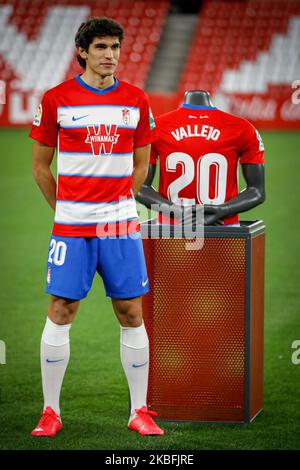 Der spanische Verteidiger des CF Granada, Jesus Vallejo, posiert während seiner offiziellen Präsentation im Stadion Nuevo Los Carmenes am 27. Januar 2020 in Granada, Spanien. (Foto von Fermin Rodriguez/NurPhoto) Stockfoto