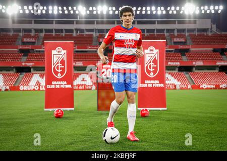 Der spanische Verteidiger des CF Granada, Jesus Vallejo, posiert während seiner offiziellen Präsentation im Stadion Nuevo Los Carmenes am 27. Januar 2020 in Granada, Spanien. (Foto von Fermin Rodriguez/NurPhoto) Stockfoto