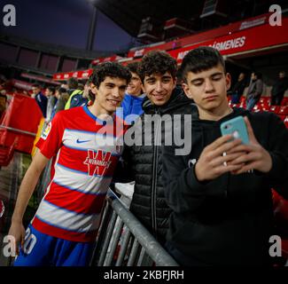 Der spanische Verteidiger des CF Granada, Jesus Vallejo, posiert mit den Fans während seiner offiziellen Präsentation im Nuevo Los Carmenes Stadion am 27. Januar 2020 in Granada, Spanien. (Foto von Fermin Rodriguez/NurPhoto) Stockfoto