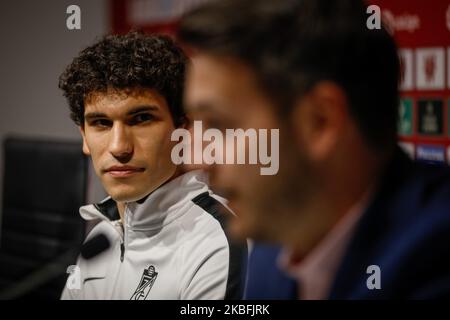 Jesus Vallejo, der spanische Verteidiger von Granada CF, hält eine Pressekonferenz während seiner offiziellen Präsentation im Pressezimmer des Nuevo Los Carmenes Stadions am 27. Januar 2020 in Granada, Spanien. (Foto von Fermin Rodriguez/NurPhoto) Stockfoto