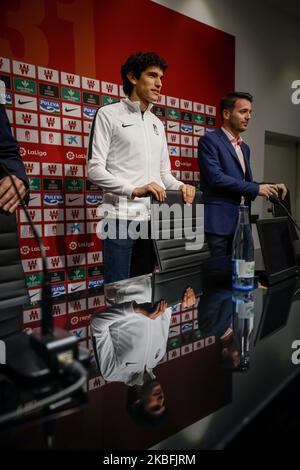 Jesus Vallejo, der spanische Verteidiger von Granada CF, hält eine Pressekonferenz während seiner offiziellen Präsentation im Pressezimmer des Nuevo Los Carmenes Stadions am 27. Januar 2020 in Granada, Spanien. (Foto von Fermin Rodriguez/NurPhoto) Stockfoto