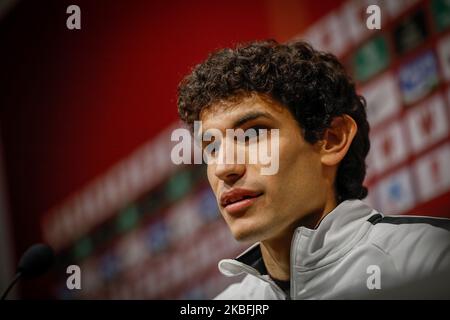 Jesus Vallejo, der spanische Verteidiger von Granada CF, hält eine Pressekonferenz während seiner offiziellen Präsentation im Pressezimmer des Nuevo Los Carmenes Stadions am 27. Januar 2020 in Granada, Spanien. (Foto von Fermin Rodriguez/NurPhoto) Stockfoto