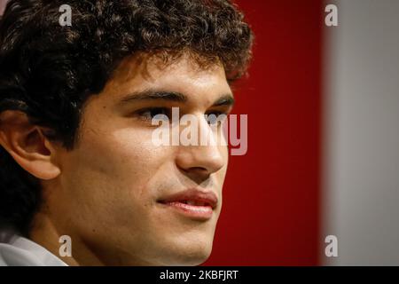 Jesus Vallejo, der spanische Verteidiger von Granada CF, hält eine Pressekonferenz während seiner offiziellen Präsentation im Pressezimmer des Nuevo Los Carmenes Stadions am 27. Januar 2020 in Granada, Spanien. (Foto von Fermin Rodriguez/NurPhoto) Stockfoto