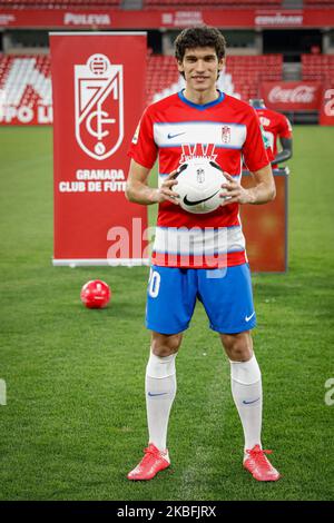 Der spanische Verteidiger des CF Granada, Jesus Vallejo, posiert während seiner offiziellen Präsentation im Stadion Nuevo Los Carmenes am 27. Januar 2020 in Granada, Spanien. (Foto von Fermin Rodriguez/NurPhoto) Stockfoto