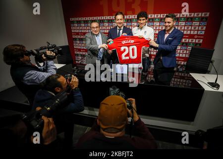 Die Manager des CF-Teams Granada (von links nach rechts) Pepe Macanas, Jesus Vallejo, der neue Teamspieler Antonio Fernandez Monterrubio und Fran Sanchez werden während der Präsentation des Spielers im Pressezentrum des Stadions Nuevo Los Carmenes am 27. Januar 2020 in Granada, Spanien, zu sehen sein. (Foto von Fermin Rodriguez/NurPhoto) Stockfoto