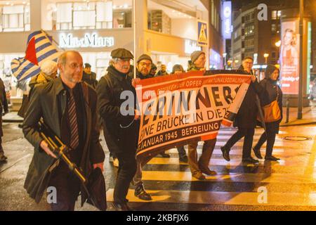 Am 27. Januar 2020 in Köln nehmen die Menschen an der '''erinnern - eine Brucke in die Zukunft''-demonstration zum Holocaust-Gedenktag Teil. (Foto von Ying Tang/NurPhoto) Stockfoto