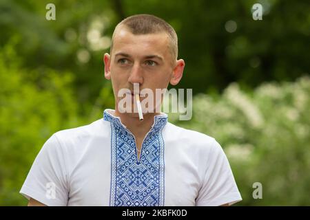 Porträt eines Studenten in einem Hemd mit einer Zigarette Stockfoto