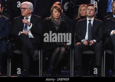 (L-R) der deutsche Präsident Frank-Walter Steinmeier, die deutsche First Lady Elke Büdenbender und der ukrainische Präsident Volodymyr Zelensky wurden während der offiziellen Zeremonie anlässlich des 75.. Jahrestages der Befreiung des ehemaligen nationalsozialistischen Konzentrations- und Vernichtungslagers Auschwitz II - Birkenau gesehen. Am Montag, den 27. Januar 2020, im Konzentrationslager Auschwitz II-Birkenau, Oswiecim, Polen. (Foto von Artur Widak/NurPhoto) Stockfoto