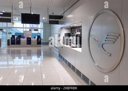 Lufthansa-Logo und Beschriftung, Abbildungen aus dem MUC EDDM-Flughafen München am 26. Januar 2020. Das Lufthansa-Logo ist ein eingekreister stilisierter Kran im Flug, der 1918 von Otto Firle, einem Markenzeichen für das Unternehmen und die Luftfahrt, geschaffen wurde. Die Deutsche Lufthansa DLH LH ist die deutsche Flaggonfluggesellschaft, Mitglied der Star Alliance und zweitgrößte Fluggesellschaft Europas. (Foto von Nicolas Economou/NurPhoto) Stockfoto