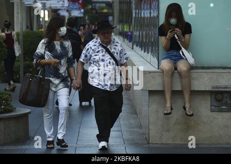 Chinesische Touristen tragen Schutzmasken in Ratchaprasong in Bangkok, Thailand, 28. Januar 2020. Thailändische Gesundheitsbeamte verstärken die Überwachung und Inspektion des neuen SARS-ähnlichen Coronavirus, nachdem das Gesundheitsministerium vierzehn Fälle im Land bestätigt hatte. Das Virus hat bisher mindestens 106 Menschen getötet und rund 4.599 weitere infiziert, vor allem in China. (Foto von Anusak Laowias/NurPhoto) Stockfoto