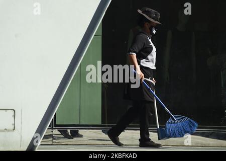 Ein Reinigungspersonal trägt Schutzmasken im Einkaufszentrum in Bangkok, Thailand, 28. Januar 2020 Thailändische Gesundheitsbeamte verstärken die Überwachung und Inspektion des neuen SARS-ähnlichen Coronavirus, nachdem das Gesundheitsministerium vierzehn Fälle im Land bestätigt hatte. Das Virus hat bisher mindestens 106 Menschen getötet und rund 4.599 weitere infiziert, vor allem in China. (Foto von Anusak Laowias/NurPhoto) Stockfoto