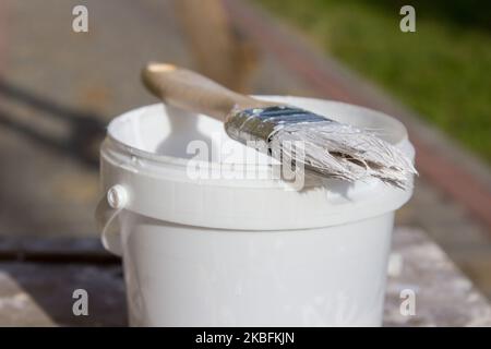 Pinsel auf Farbe Zinn von oben gesehen Stockfoto