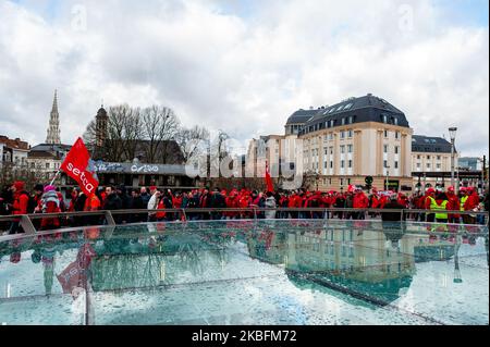 Eine Reflexion der vorbeiziehenden Menschen während der Nationalen Demonstration für bessere soziale Sicherheit am 28. Januar 2020 in Brüssel. (Foto von Romy Arroyo Fernandez/NurPhoto) Stockfoto