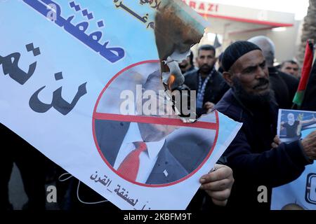 Ein palästinensischer Demonstranten verbrennt ein Bild, das US-Präsident Donald Trump während eines Protestes vor der Ankündigung Trumps seines lang verzögerten Friedensplans in Gaza City am 28. Januar 2020 darstellt. (Foto von Majdi Fathi/NurPhoto) Stockfoto