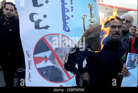 Ein palästinensischer Demonstranten verbrennt ein Bild, das US-Präsident Donald Trump während eines Protestes vor der Ankündigung Trumps seines lang verzögerten Friedensplans in Gaza City am 28. Januar 2020 darstellt. (Foto von Majdi Fathi/NurPhoto) Stockfoto