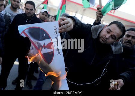 Ein palästinensischer Demonstranten verbrennt ein Bild, das US-Präsident Donald Trump während eines Protestes vor der Ankündigung Trumps seines lang verzögerten Friedensplans in Gaza City am 28. Januar 2020 darstellt. (Foto von Majdi Fathi/NurPhoto) Stockfoto