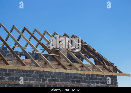 Holzsparren gegen das blaue Himmelshaus Stockfoto